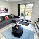 Elegant 2-Bed In Central Headington-Modern New Built Retreat- Wi-Fi, Netflix, Top Location